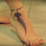 Λεπτό τατουάζ στον αστράγαλο