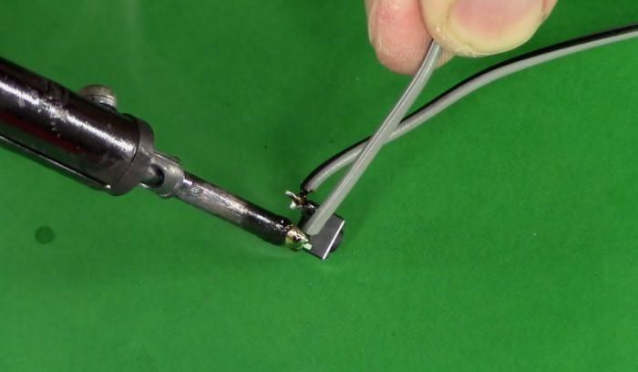 Les extrémités des fils sont soudées au bouton.