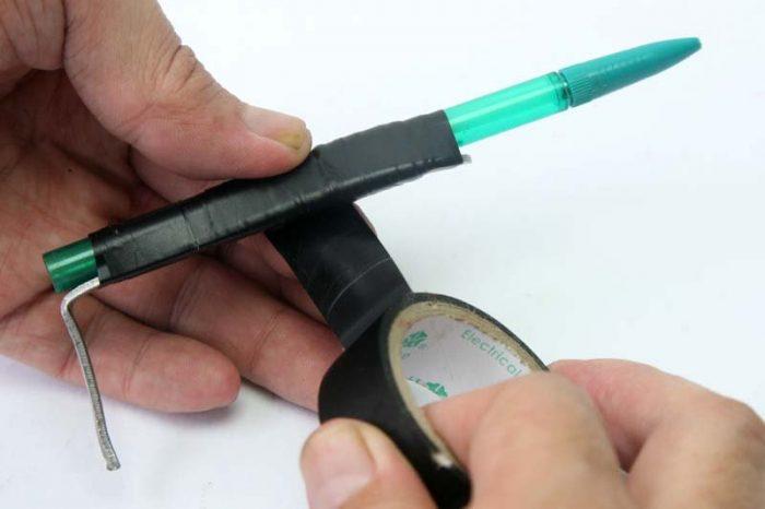 Un stylo est vissé sur la surface