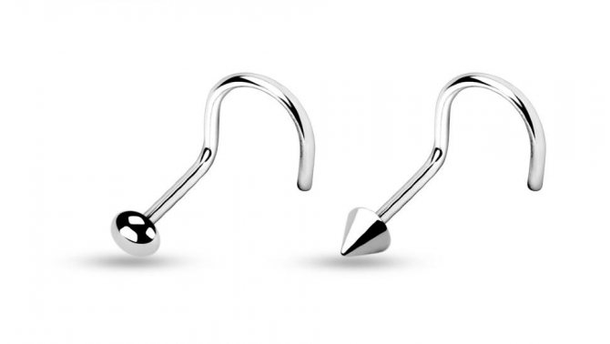 Hvordan en næsepiercing er fastgjort