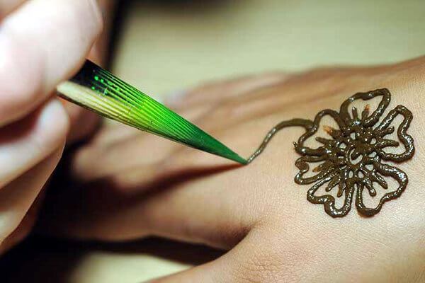 Comment faire le mehendi sur le corps
