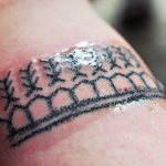 Cómo se despega un tatuaje. Curación de tatuajes de día, foto