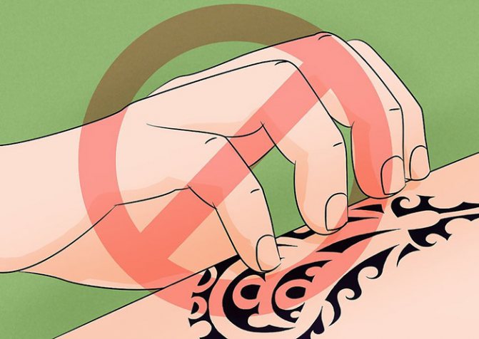 Mientras la corteza desciende sobre el tatuaje. Curación de tatuajes por días, foto