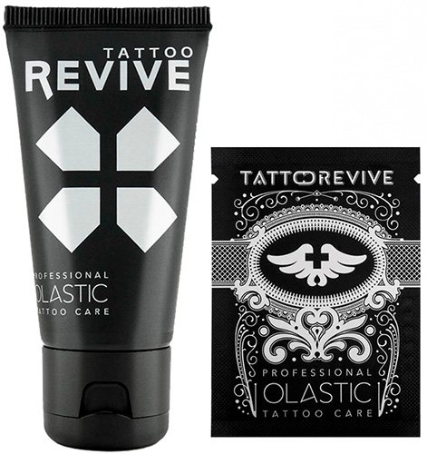 Como la cáscara de un tatuaje se desprende. Curación de tatuajes de día, foto