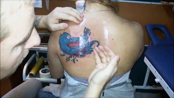 Como la cáscara de un tatuaje se desprende. Curación de tatuajes de día, foto