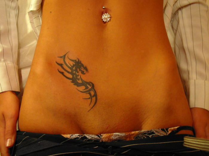 Comment cacher les vergetures sur votre abdomen après un accouchement et une césarienne.