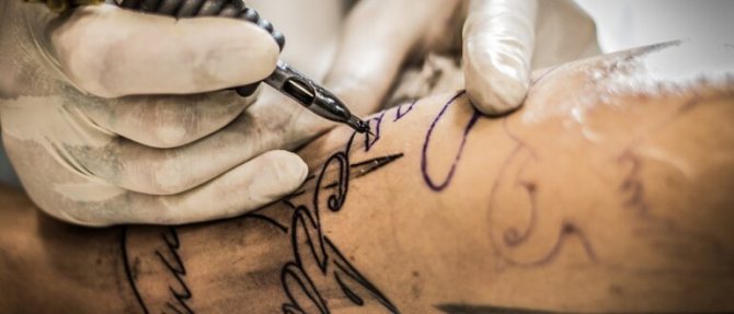 Comment les tatouages influencent-ils le destin d'une personne ?