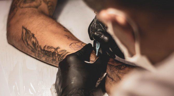 Cómo cuidar un tatuaje en los primeros días: 8 reglas principales