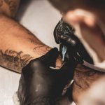 Come prendersi cura di un tatuaggio nei primi giorni: 8 regole chiave