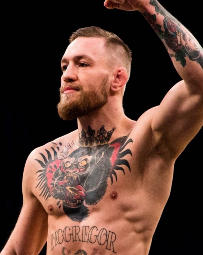 Quels sont les tatouages que l'on peut trouver sur le dos de Kono ?