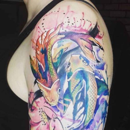 Tatouage de koi sur l'épaule