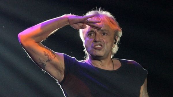 Kichnev avec des tatouages sur scène