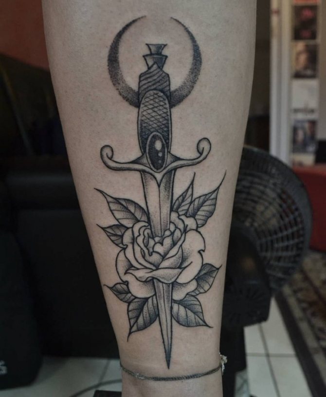 croquis d'un tatouage de poignard