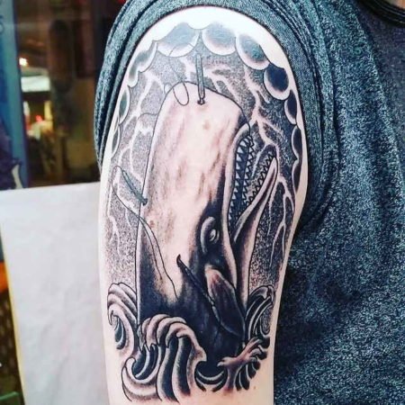 Tatouage d'une baleine sur l'épaule