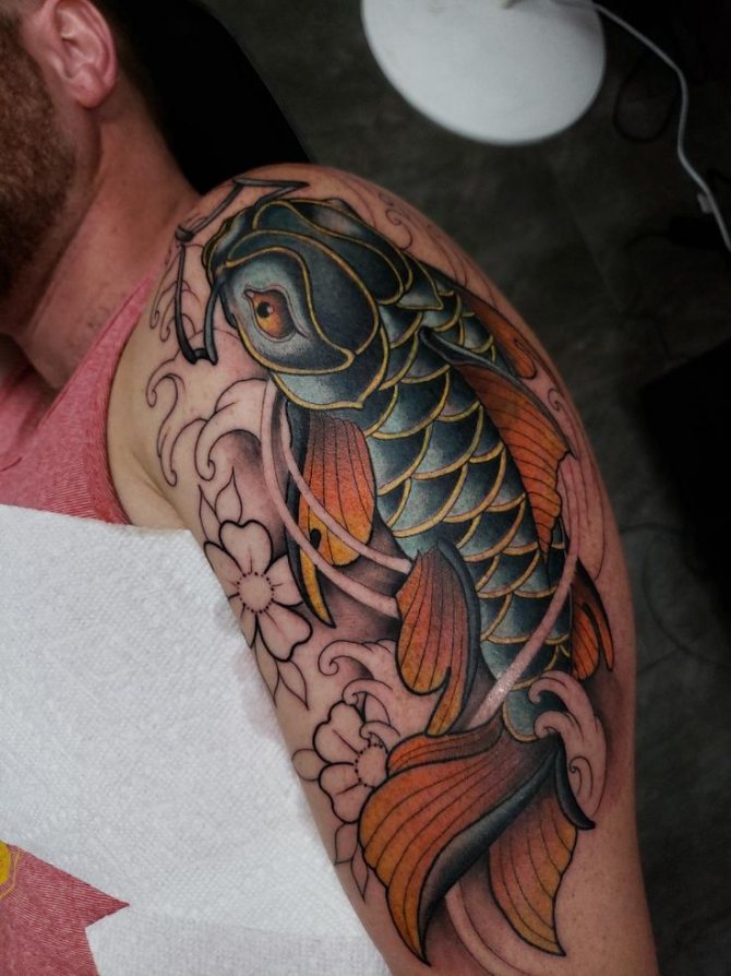 Koi auf Bizeps Tattoo