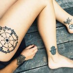 Tatuaje de la rueda de la fortuna. Significado, diseños para niñas, fotos
