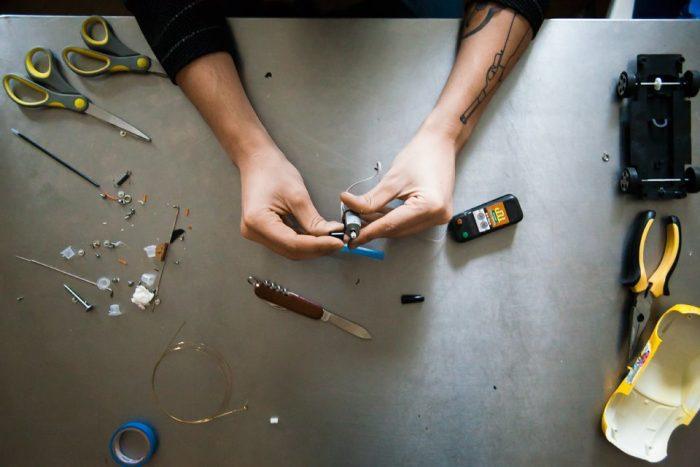 Le capuchon est relié au moteur