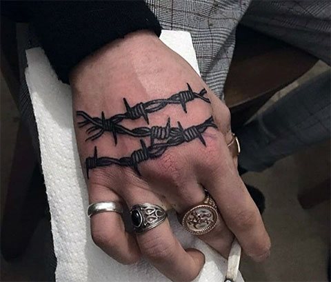 Alambre de púas en la mano - foto del tatuaje