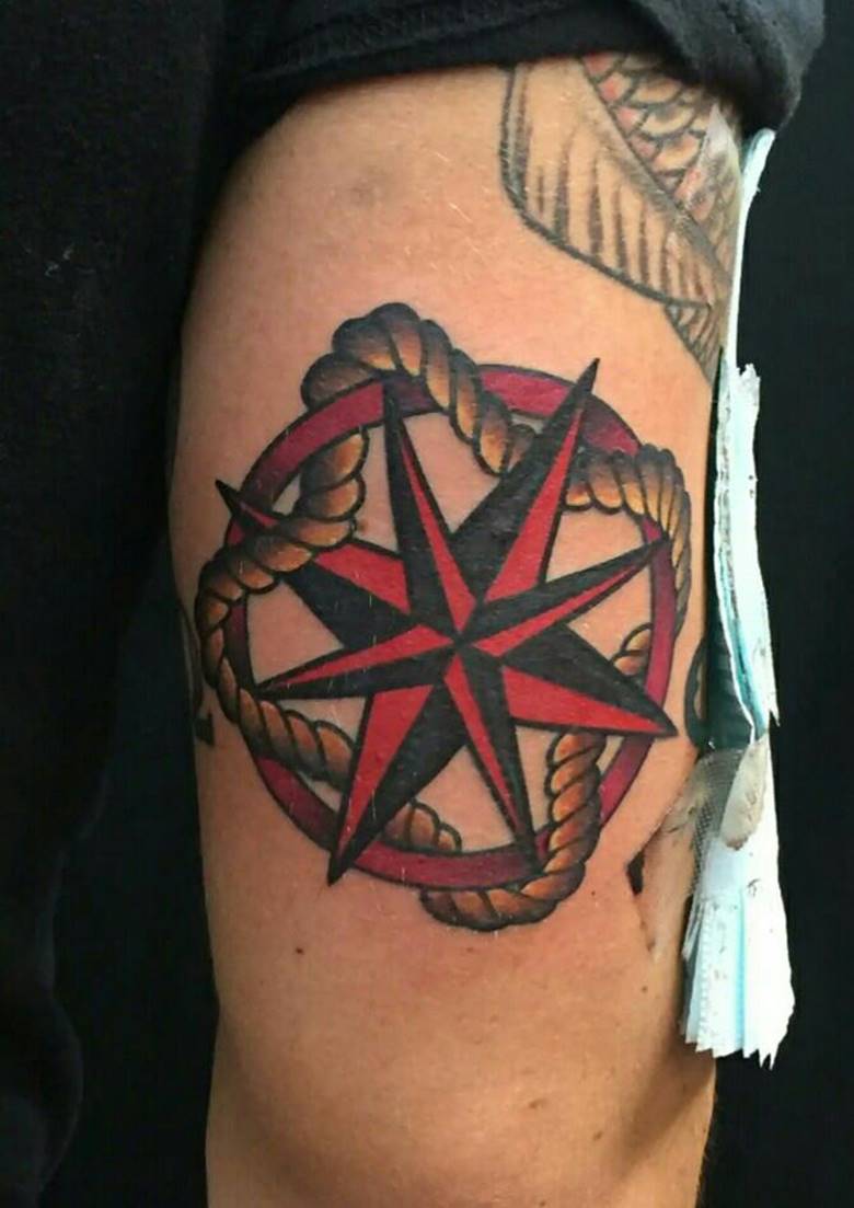 Boussole enroulée dans une corde