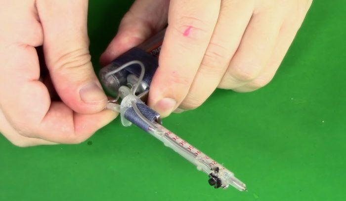 L'extrémité de la pièce est insérée dans le trou du bouton.