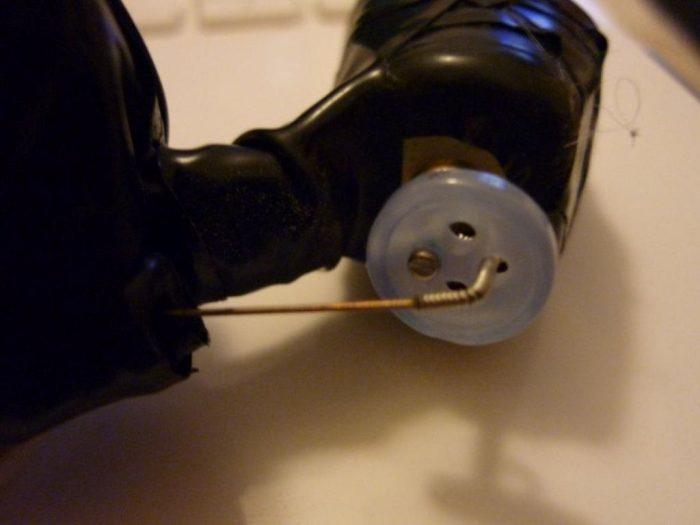 Extrémité de la corde fixée à un moteur