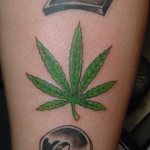 татуировка с канабис
