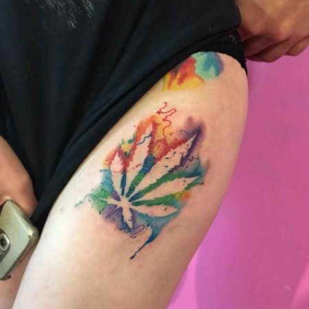 Tatouage de cannabis sur la hanche, aquarelle