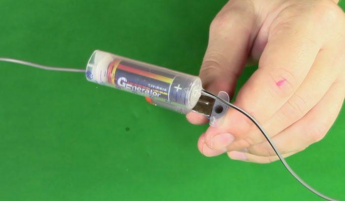 L'assemblage est collé au moteur