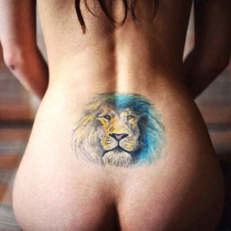 Tatouage du coccyx : un lion