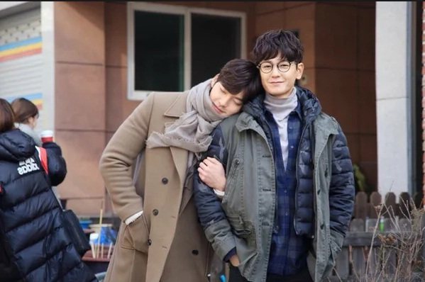 Cœur coréen avec les doigts. Signification, nom, autres gestes coréens intéressants