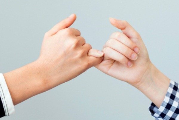 Cœur coréen avec les doigts. Signification, nom, autres gestes coréens intéressants