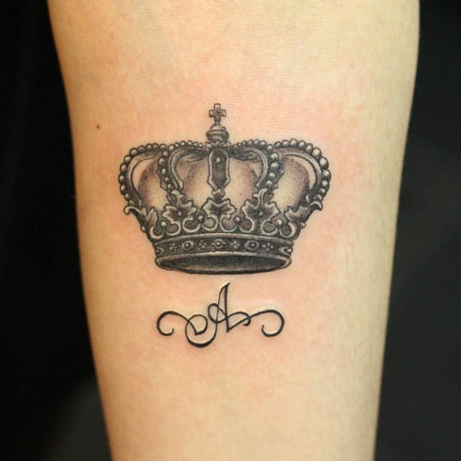 La couronne avec la lettre du nom