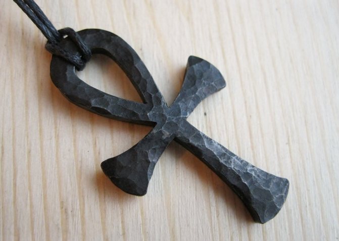 Croix en fer forgé Ankh