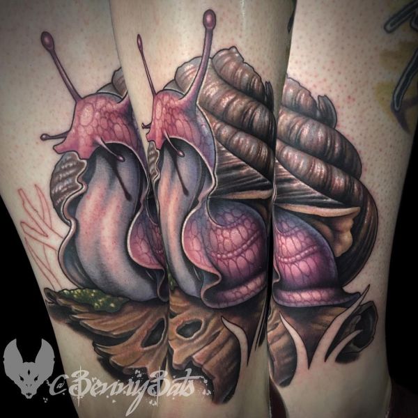 Un magnifique gros escargot dans un tatouage