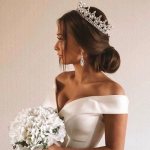 王冠をかぶった美しい花嫁