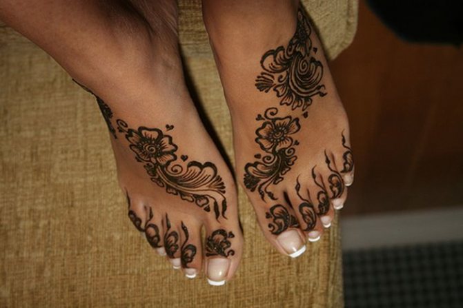 Hermoso mehendi en las piernas