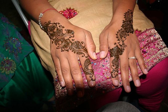 Hermoso mehendi en las manos
