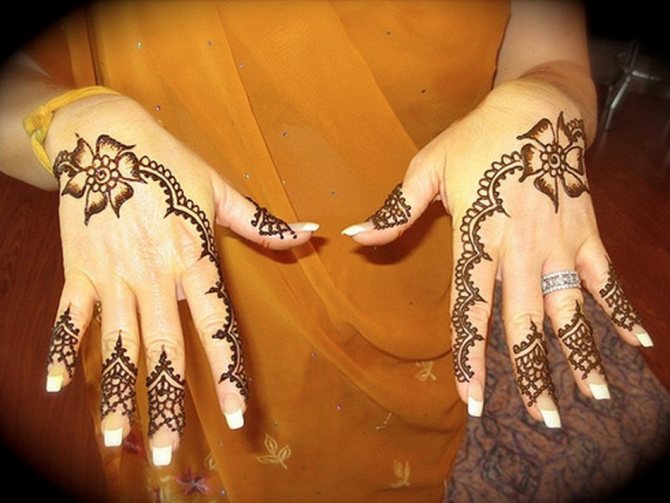 Hermoso Mehendi en las manos