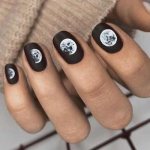 美しい黒と白のマニキュア