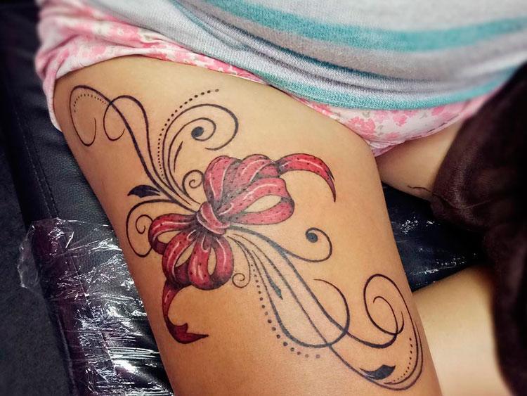 Red bow on front thigh
