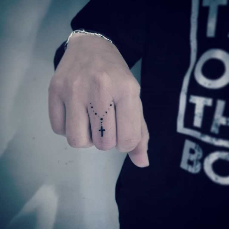 Kreuz auf dem Finger Kreuz Tattoo