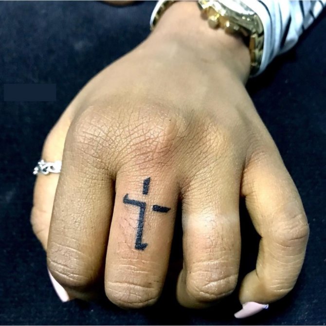 signification du tatouage croix sur le pouce dans la zone