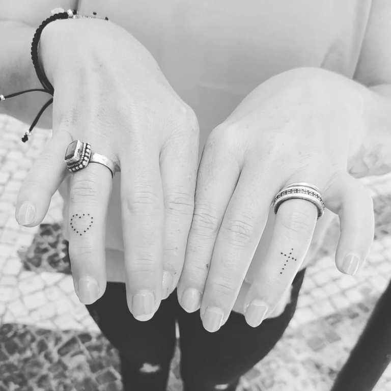 Význam tetování kříže na prstu