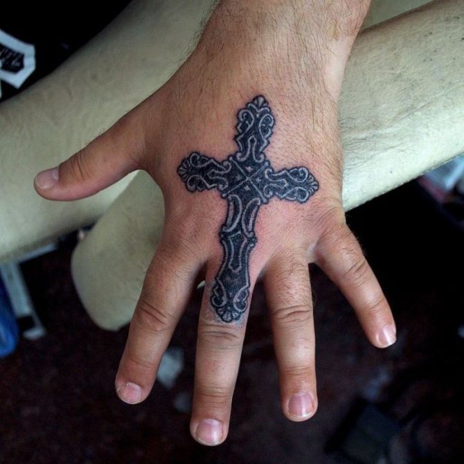 tatouage de croix sur le pouce