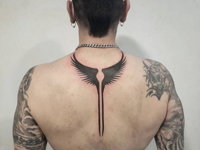 Valküüria tiibade tätoveering
