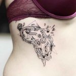 Linework Tattoo küljel