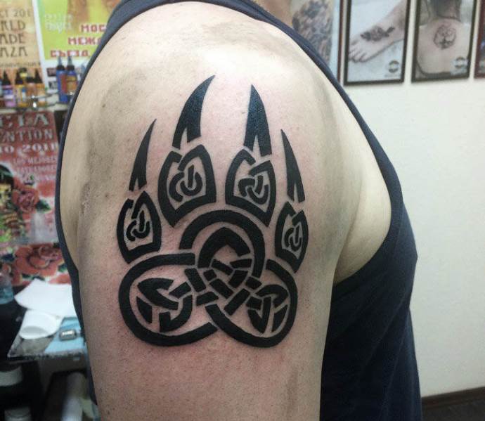 Tlapka Velese na rameni