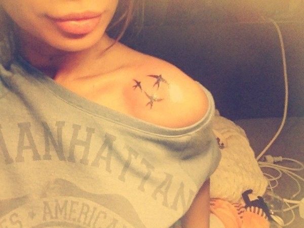 Fecskék Aiza Dolmatova vállán