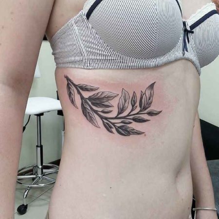 Tatouage de couronne de laurier sur le côté