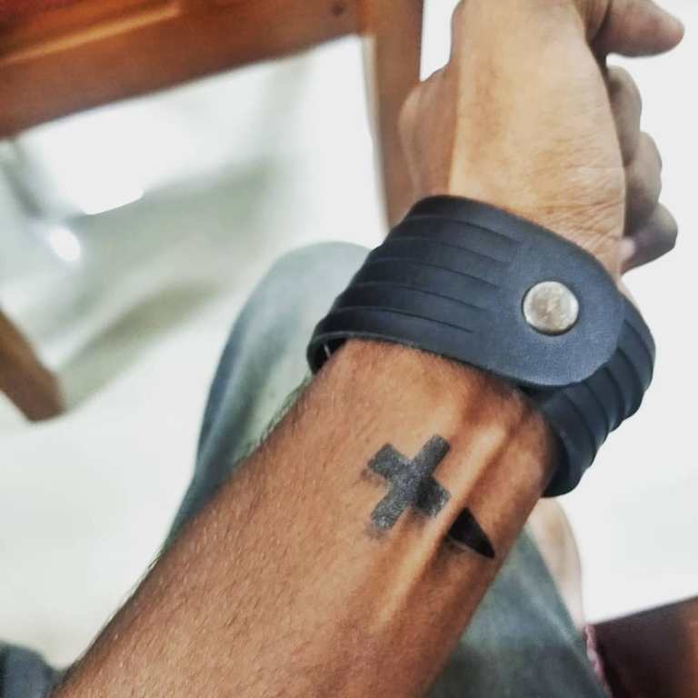 tatouages légers au stylo sur le bras